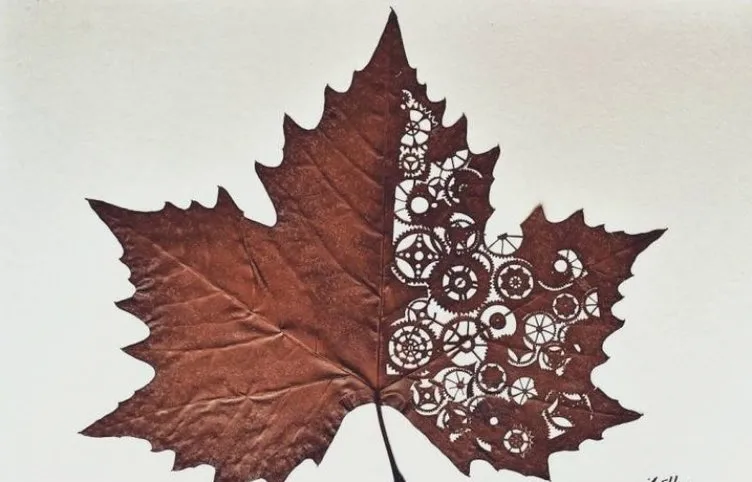 Sanat eserine dönüştürülen kuru yapraklar