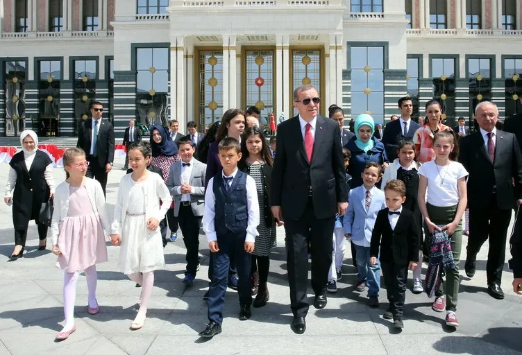 Erdoğan çocuklara Cumhurbaşkanlığı Külliyesi’ni gezdirdi