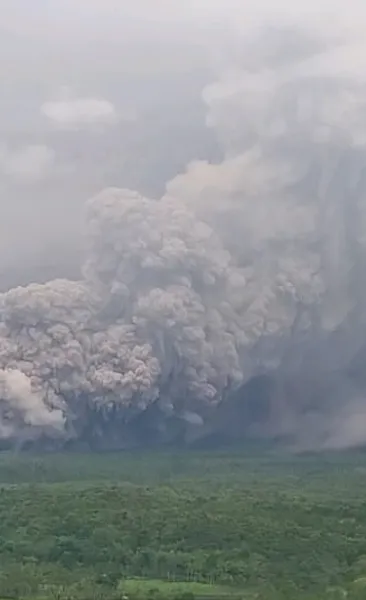 Semeru Yanardağı kül püskürttü
