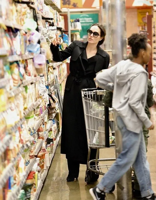 Angelina Jolie alışverişte görüntülendi