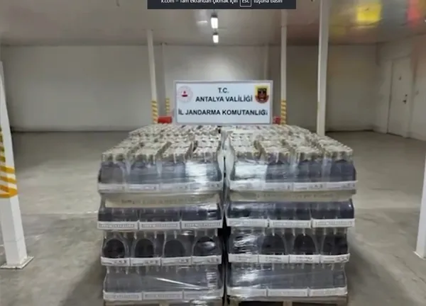 sahte-olum-fabrikasi-kurmuslar-antalyada-sahte-icki-imalathanesine-baskinda-119-ton-sahte-icki-ele-gecirildi-1755933017168.jpg