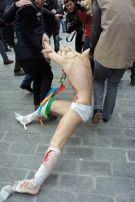 FEMEN kızlarından İstanbul’da çıplak protesto