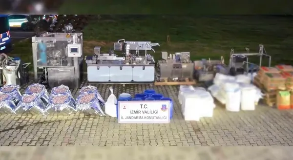 izmirde-uyusturucuya-operasyon-1-ton-625-kg-uyusturucu-hap-hammaddesi-ele-gecirildi-1768292693895.jpg