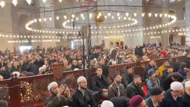 baskan-erdogan-suleymaniye-camisinde-kuran-okudu-1705660883550.jpg