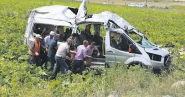 Tarım işçilerini taşıyan minibüs kaza yaptı: 7 ölü