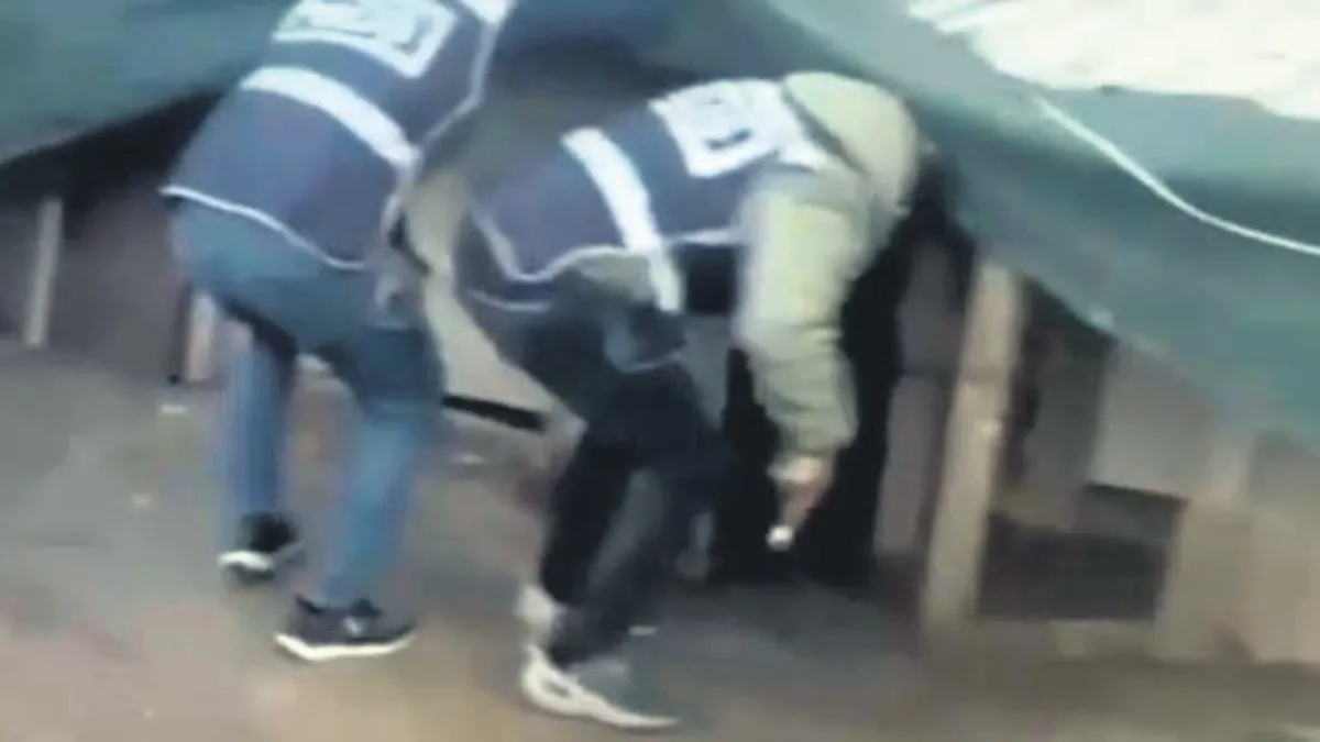 Saklandığı kümeste öksürünce yakalandı