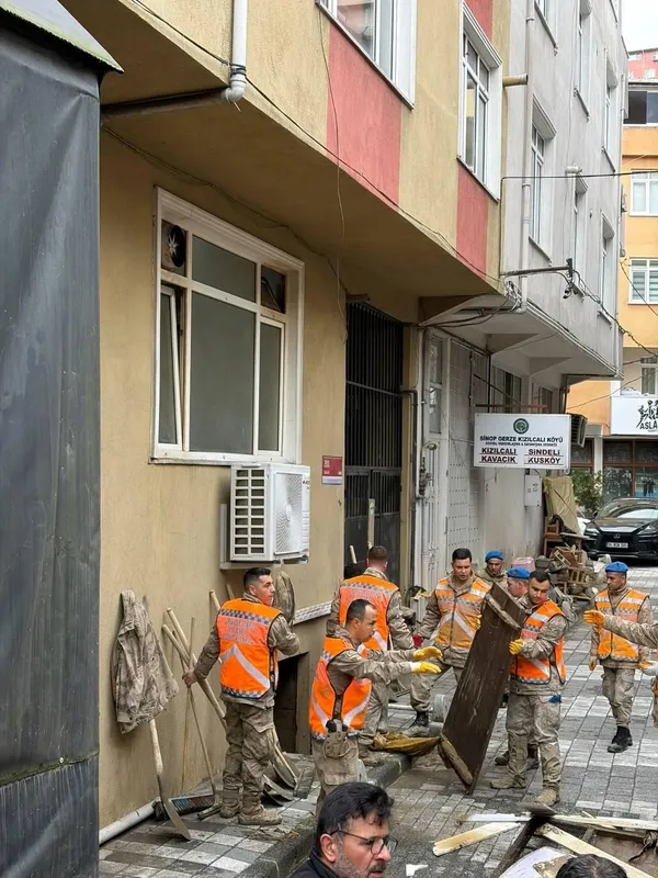 istanbul-valiliginden-aciklama-ayazagada-sel-sonrasi-temizlik-calismalari-suruyor-1792340679254.jpg