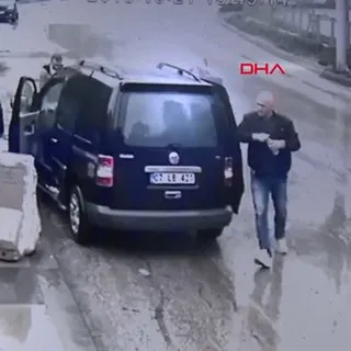 Kaza yaptığı aracını çekiciye yükletirken başka otomobil çarptı