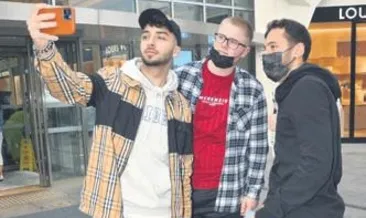 Gurbetçi fanları etrafını sardı