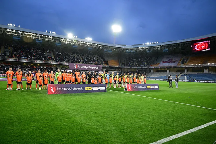 Başakşehir - Fenerbahçe maçında penaltı tartışması! Hakeme büyük tepki