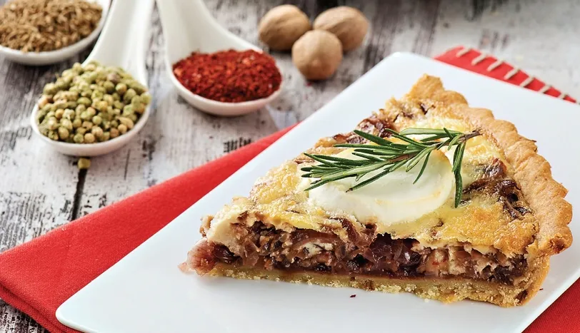 Baharatlı ve kırmızı soğanlı tart Baharatlı ve kırmızı soğanlı tart