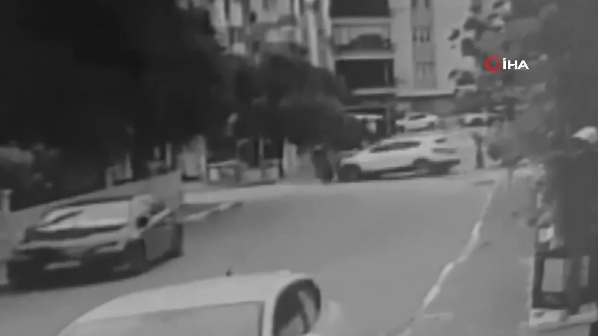 Antalya’da 2 polis memurunun yaralandığı kaza anı kameraya yansıdı | Video videosunu izle Antalya’da 2 polis memurunun yaralandığı kaza anı kameraya yansıdı | Video videosunu izle