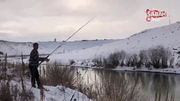 Kars’ta eksi 13 derece soğukta balık avı | Video