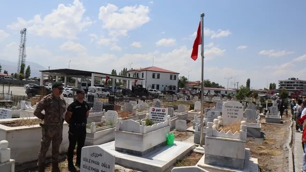 15-temmuz-demokrasi-ve-milli-birlik-gunu-programi-kapsaminda-sehitlik-ziyaret-edildi-1784122623015.jpg
