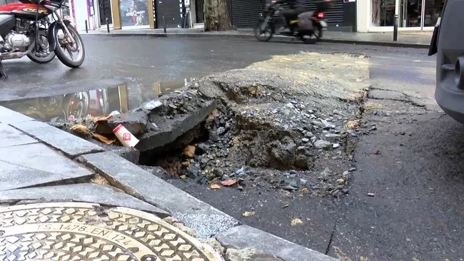 istanbulda-korku-dolu-gece-saganak-yagis-metropolu-felc-etti-taksimde-kaos-vatan-caddesinde-yol-coktu-araclar-1761391332681.jpg (1920×1080)