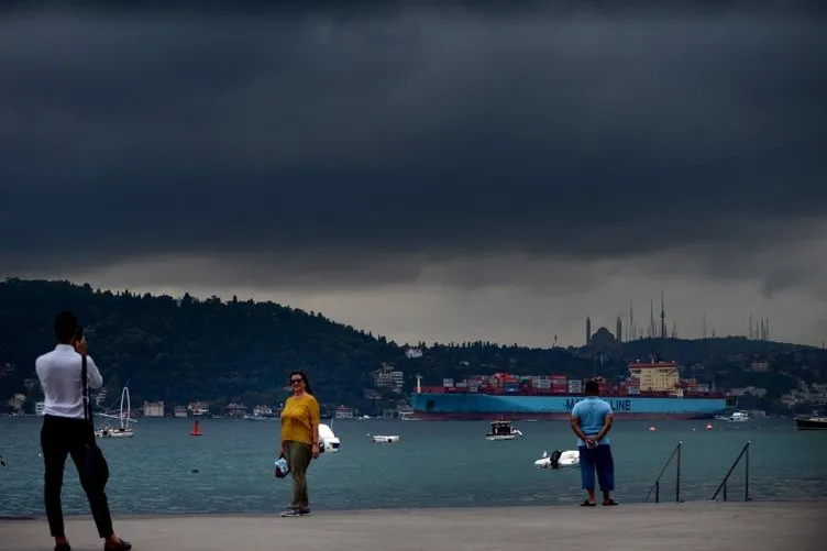İstanbul boğazını saran kara bulutlar böyle görüntülendi