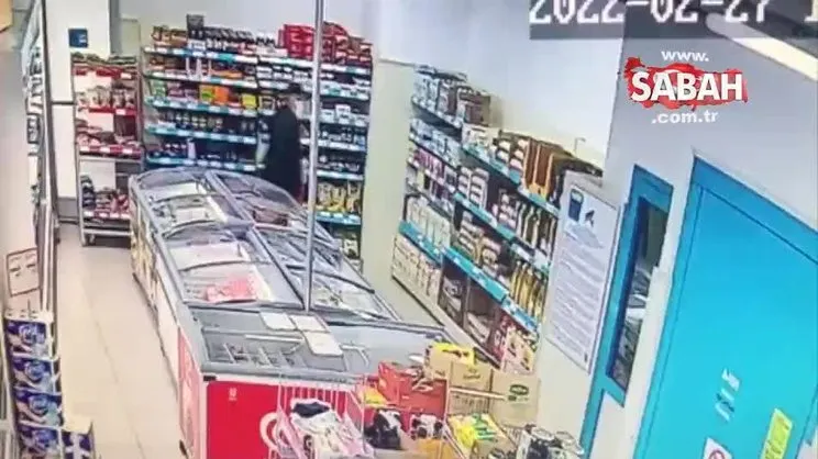 Çantalara doldurup çaldılar! Süpermarketleri böyle soydular | Video