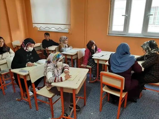 Bağlar Belediyesi’nin açtığı Kur’an-ı Kerim kursları, ev hanımlarından çocuklara kadar umut oldu