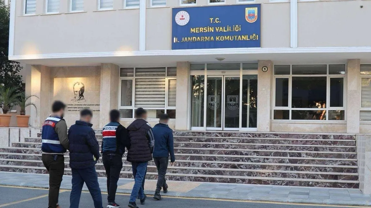 Jandarmanın düzenlediği operasyonlarda, aranan 740 şüpheli gözaltına alındı; 27'si tutuklandı