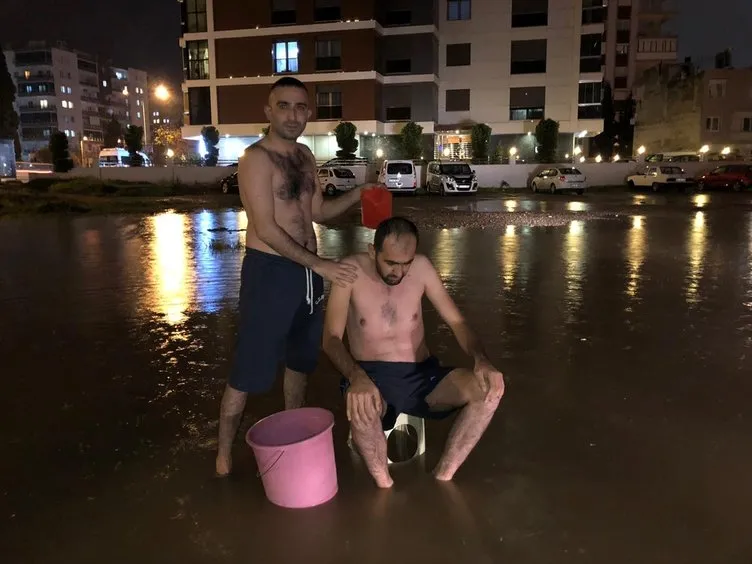 İzmir’de su kesintisine dikkati çekmek için yağmur suyuyla sokakta yıkandılar