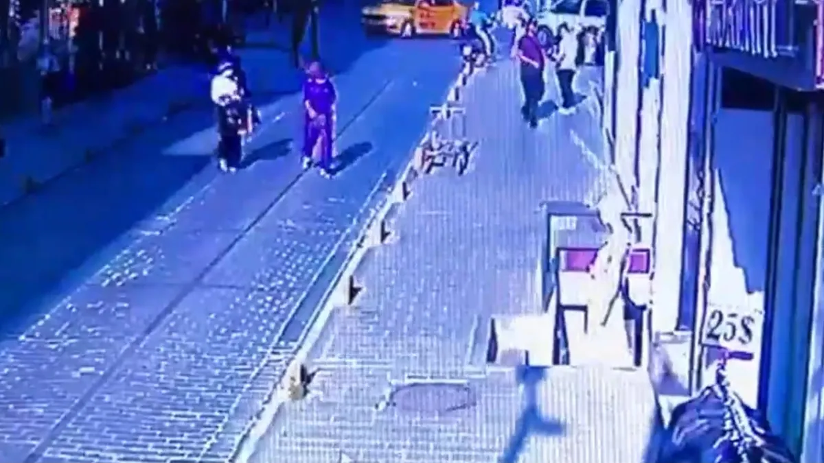 Fatih'te bir turistin çantasından cüzdanını çalmaya çalışan iki zanlı polis tarafından suçüstü yakalanıyor.