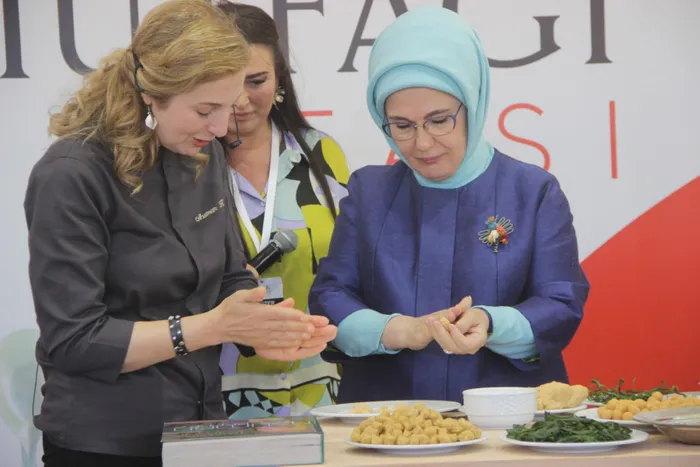 emine-erdogan-unlu-sefler-ile-bir-araya-geldi-yoresel-yemekleri-tanitti-1653145484009.jpg Emine Erdoğan, ünlü şefler ile bir araya geldi: Yöresel yemekleri tanıttı