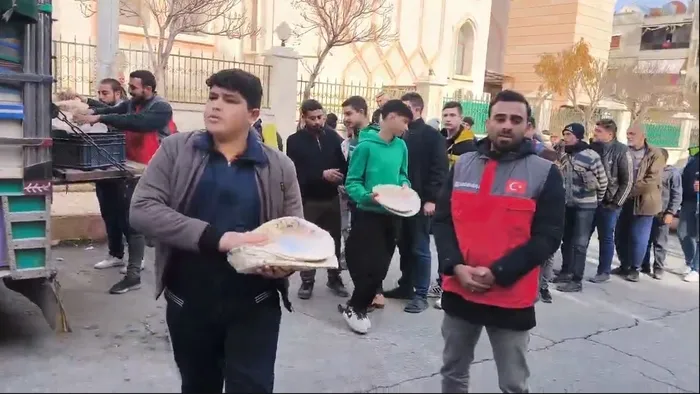 stklardan-ekmek-ve-sicak-yemek-1733996352464.jpg