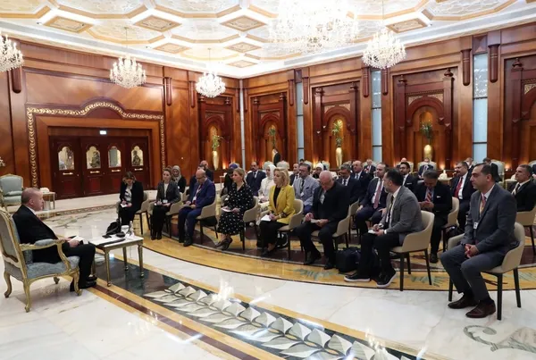 Sen zaten kasetle geldin! Yerini böyle mi koruyacaksın? Kılıçdaroğlu’nun ahlaksız el hareketine sert tepki!