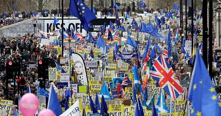 İngiltere’de dev Brexit yürüyüşü