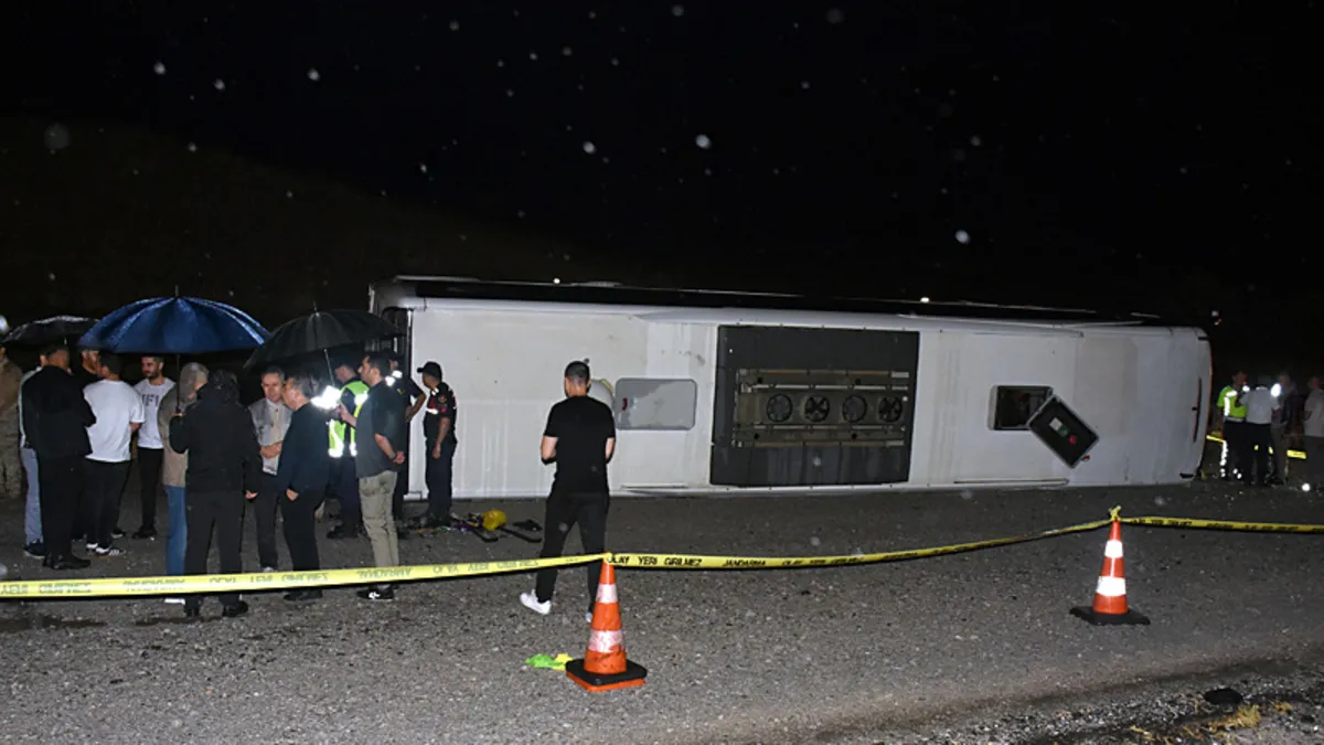 Kırıkkale'de şarampole devrilen otobüs ve çevresindeki kurtarma çalışmaları.