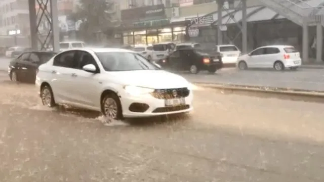 Son dakika | Ankara sular altında! Etkili sağanak yerini doluya bıraktı: Sokaklar dereye döndü, araçlar suya gömüldü