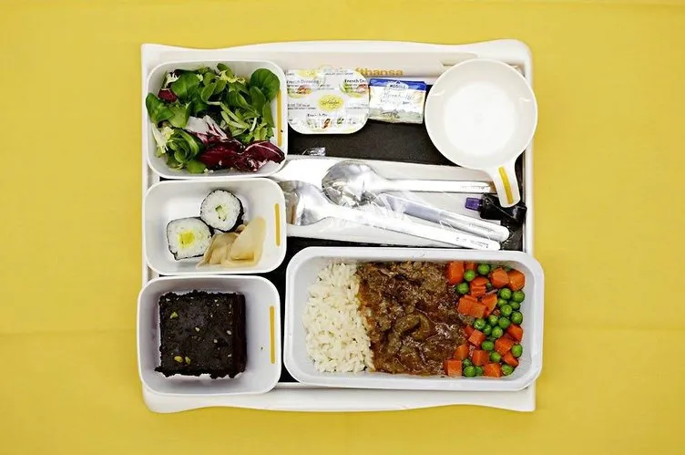 Uçakta verilen yemekler bakın nasıl hazırlanıyor?