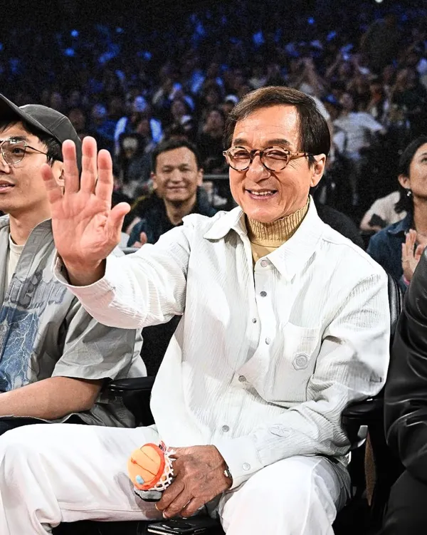 nba-yildizi-alperen-sengun-cocukluk-hayaline-kavustu-dunaya-unlu-oyuncu-jackie-chanden-milli-gururumuza-anlaml-1791776778821.jpg