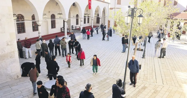 Habibi Neccar Camii’ne ziyaretçi akını