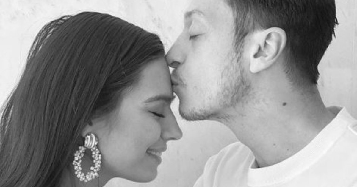 Mesut Özil ile Amine Gülşe çifti kızları Eda’ya kavuştu!