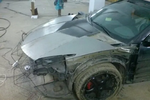 Hayallerindeki otomobili evinin garajında yaptı