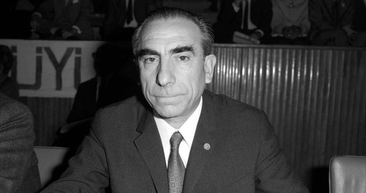 Alparslan Türkeş’in vefatının 21. yıldönümü! İşte Türkeş’in hiç görmediğiniz fotoğrafları