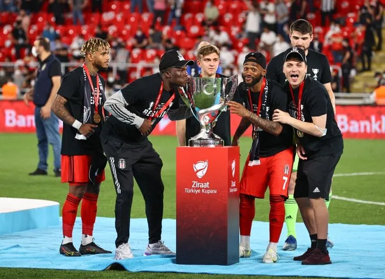Son dakika: Beşiktaş'ın kupa şampiyonluğu sonrası flaş sözler! Hagi, Alex ve Sergen Yalçın'dan sonra...