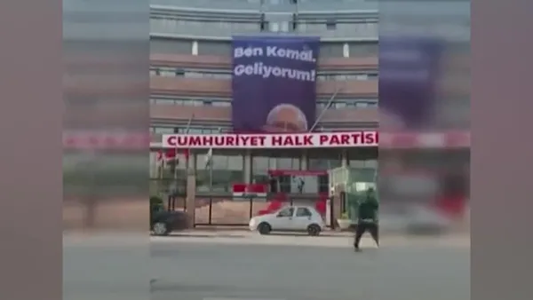 CHP Genel Merkezi, 'Ben Kemal, geliyorum' afişini indirdi