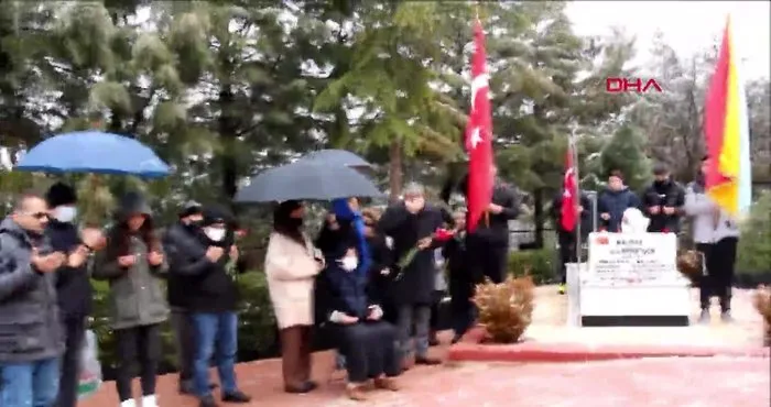 Türkiye’nin ilk kadın şehit pilotu Ayfer Gök, Burdur’da mezarı başında dualar ile anıldı
