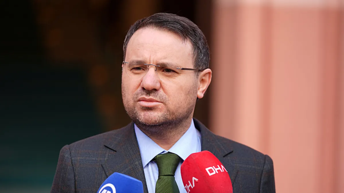 Bakan Akın Gürlek’in yaşam öyküsünden ilginç notlar: Ekmek Teknesi dizisinde oynamış…