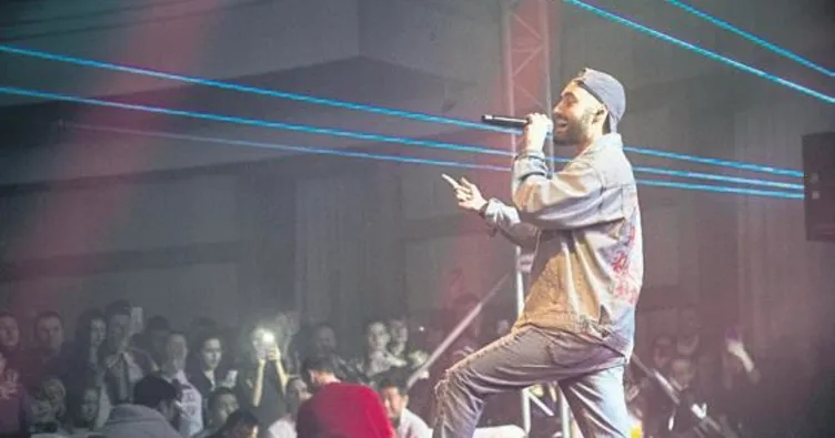 Ünlü Rus şarkıcı Kemer’de sahne aldı