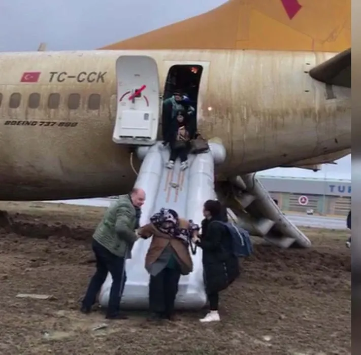 Sabiha Gökçen’de pistten çıkan uçaktan yolcuların tahliyesine ilişkin yeni görüntü