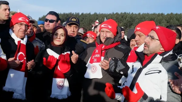 binlerce-kisi-sarikamis-sehitleri-icin-yurudu-1736068867135.jpg