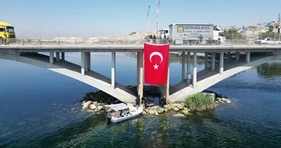 Birecik’te dalgıçlardan Fırat Nehri'nde Türk Bayrağı gösterisi #sanliurfa