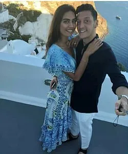 Mesut Özil ve Amine Gülşe’ye corona virüs engeli!