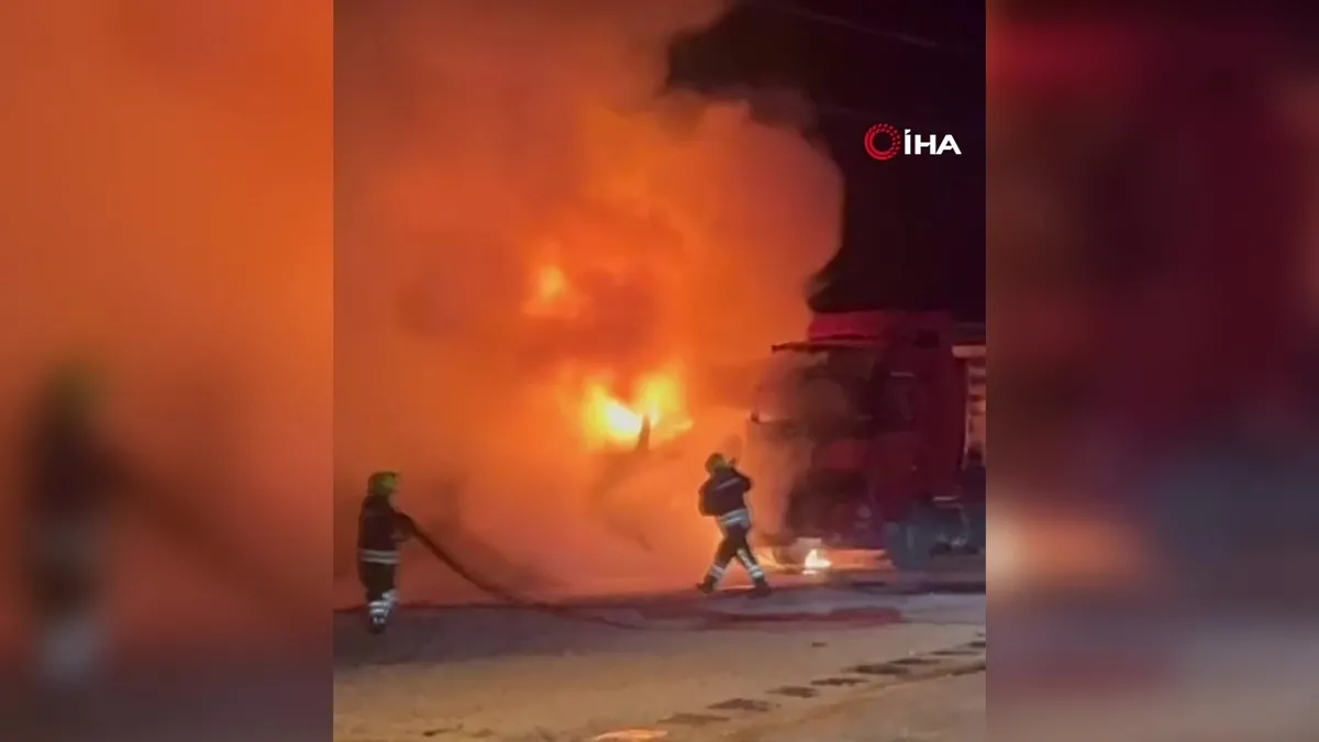 Bolu'da park halindeki 2 TIR alev aldı | Video