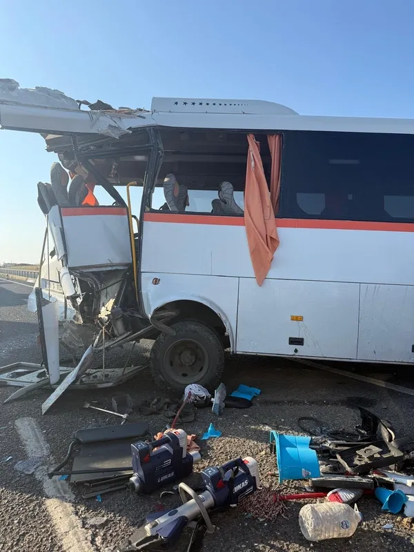tekirdagda-zincirleme-trafik-kazasi-yolcu-otobusu-araziye-savruldu-5-yarali-1786018115819.jpg