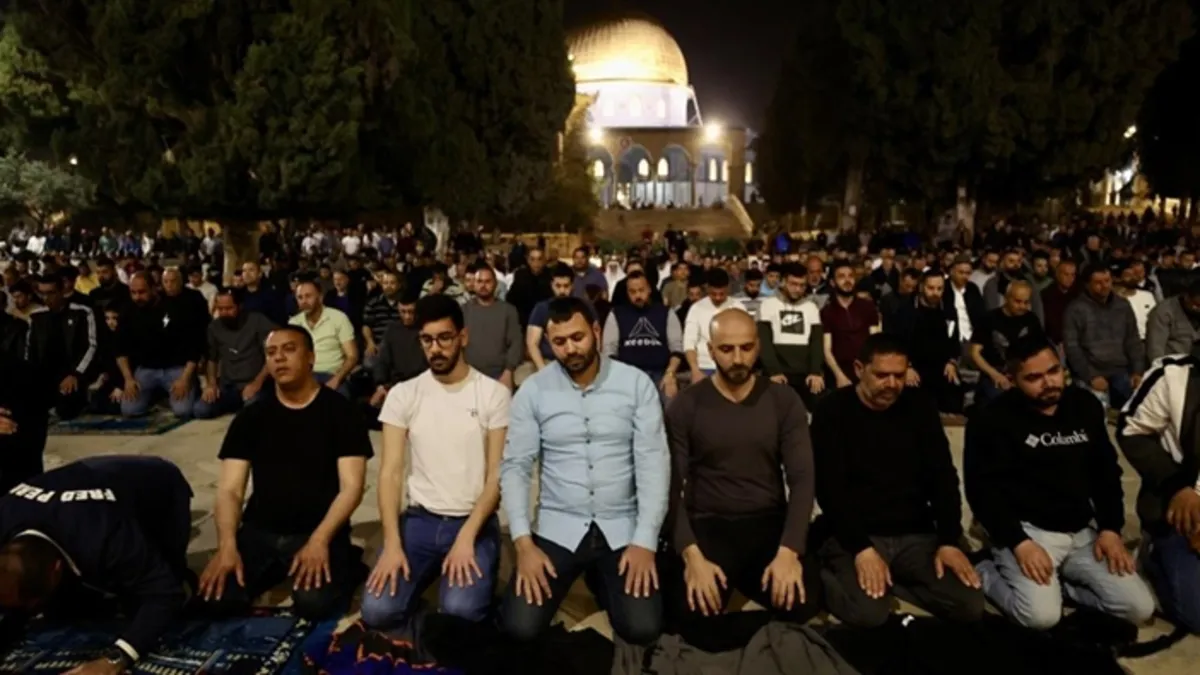 Mescid-i Aksa’da 80 binden fazla kişi teravih namazında saf tuttu Mescid-i Aksa’da 80 binden fazla kişi teravih namazında saf tuttu