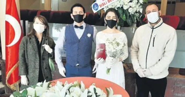 Maskeleri taktılar imzaları attılar